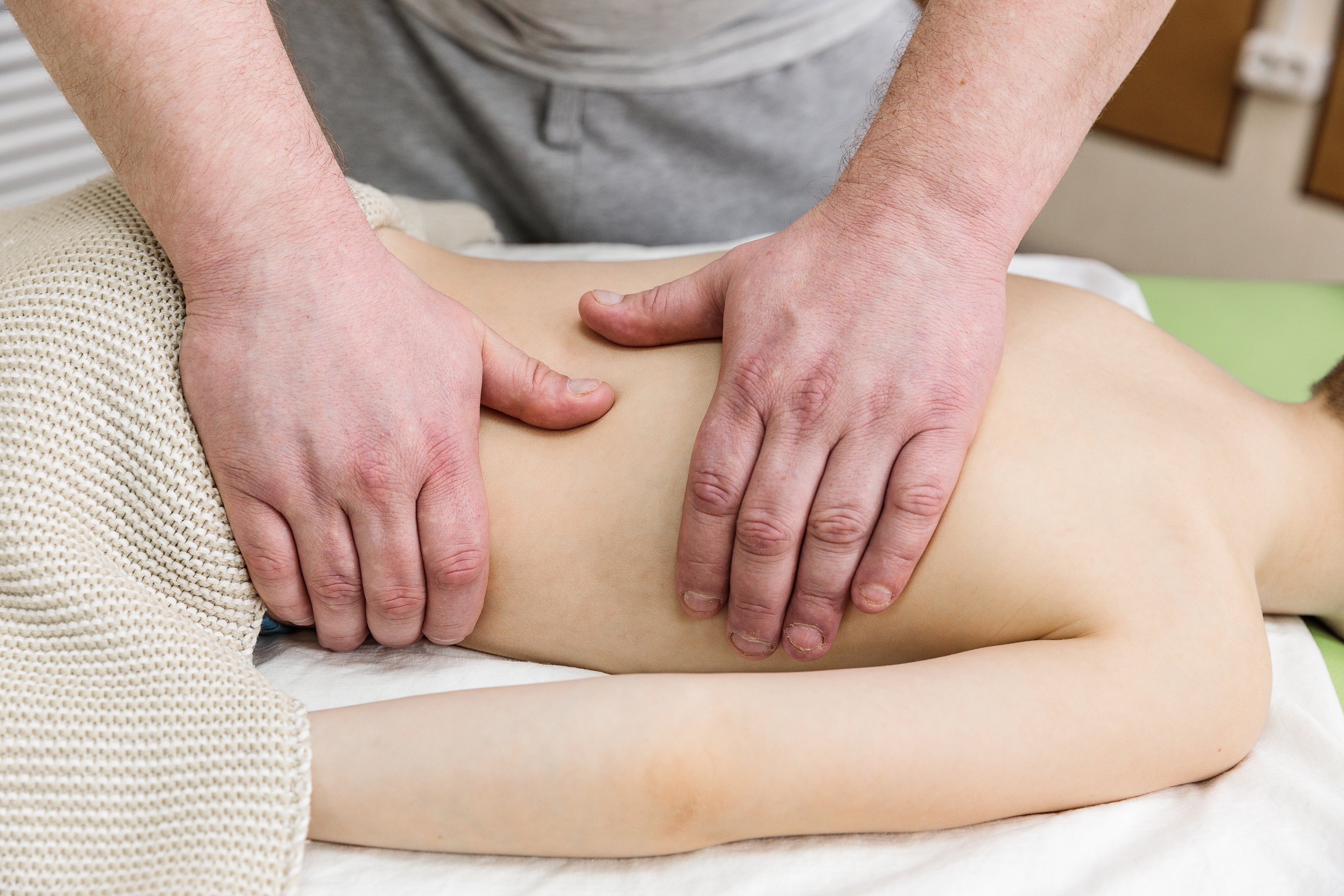 Массаж малышу от коликов: нежно и эффективно