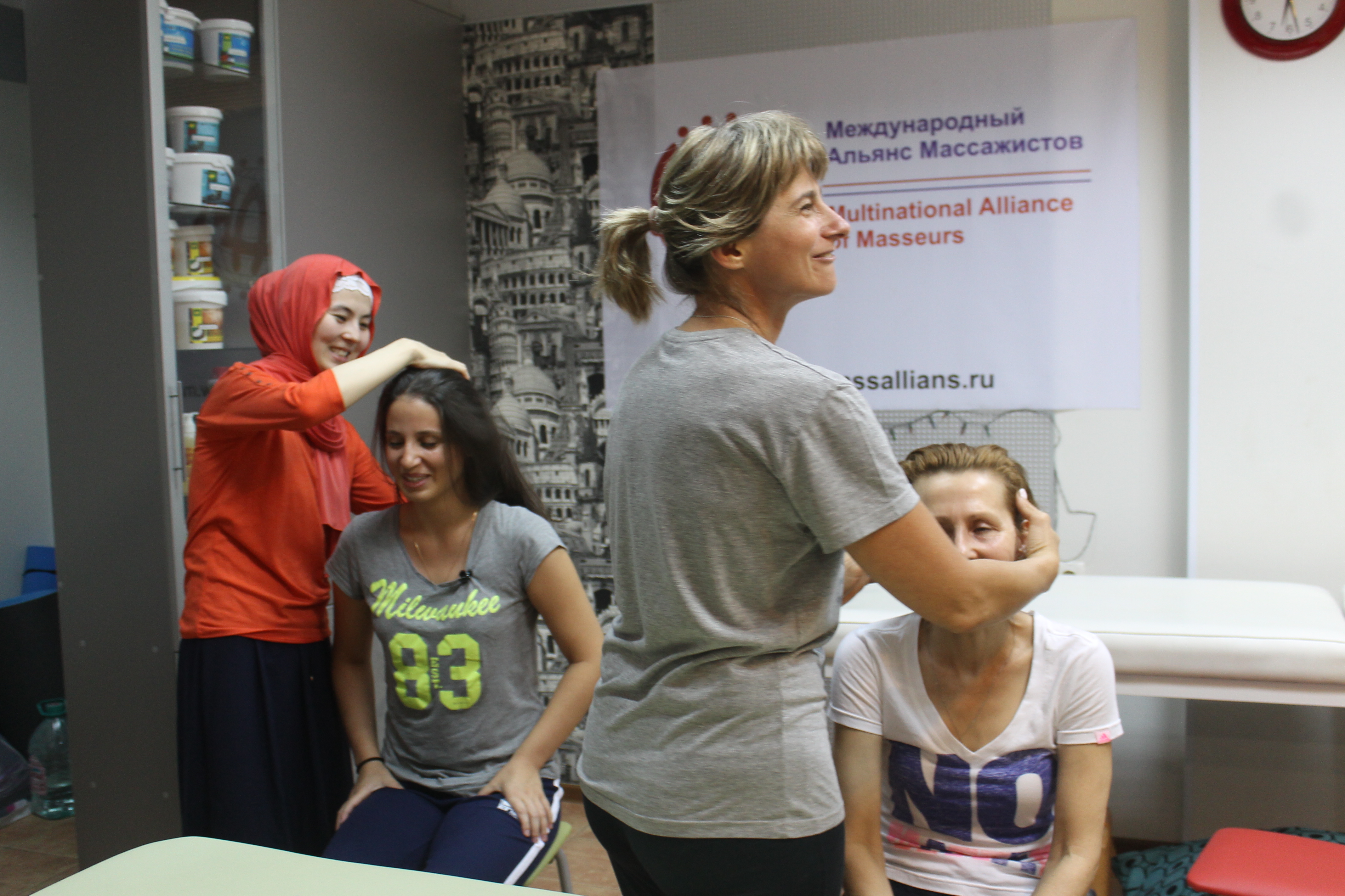 Веселое занятие по массажу головы