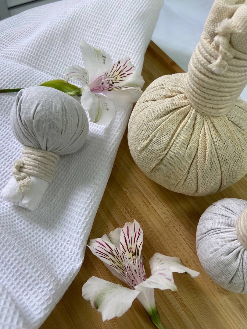 Теплый массаж травяными мешочками